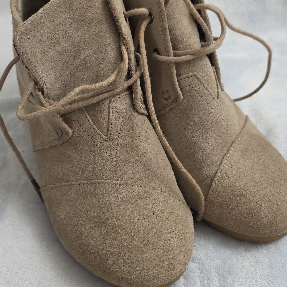 TOMS Desert Wedge Booties Womens Tan Suede Lace Up Ankle Boots Casual Comfort - Picture 11 of 12